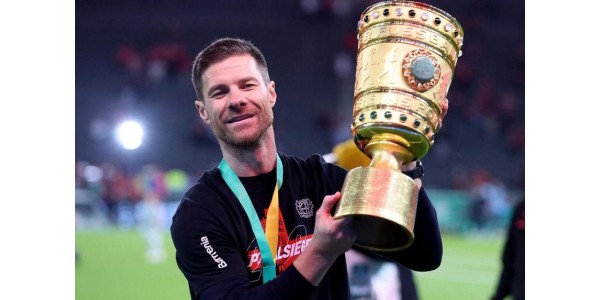 O técnico do Bayer 04 Leverkusen, Xabi Alonso, ganhou o prêmio de melhor técnico